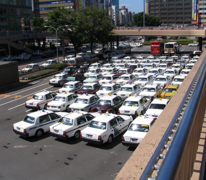 Taxis warten am Bahnhof auf ihren Einsatz....