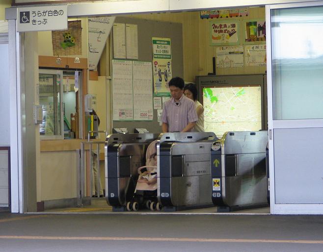 Durchgang am Bahnhof Higashi Sendai