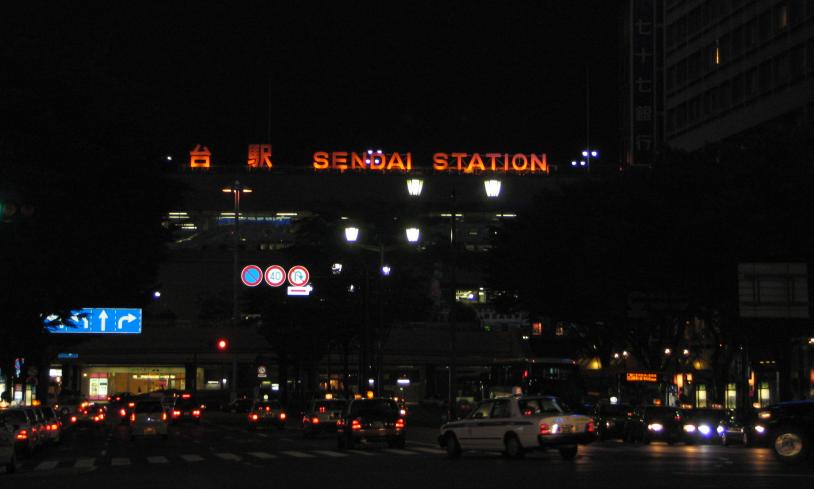 Blick auf Sendai Station bei Nacht