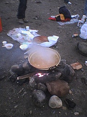 Lagerfeuer mit Imoni-Suppe