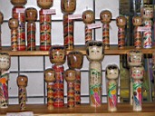 Stand mit Kokeshi-Puppen